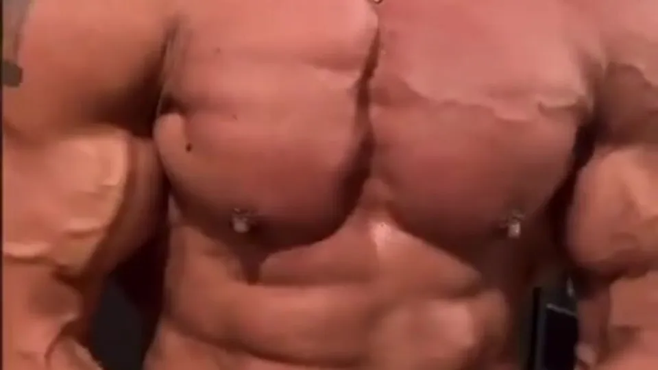 Hot muscle slut enjoys sucking big cock - ThisVid.com