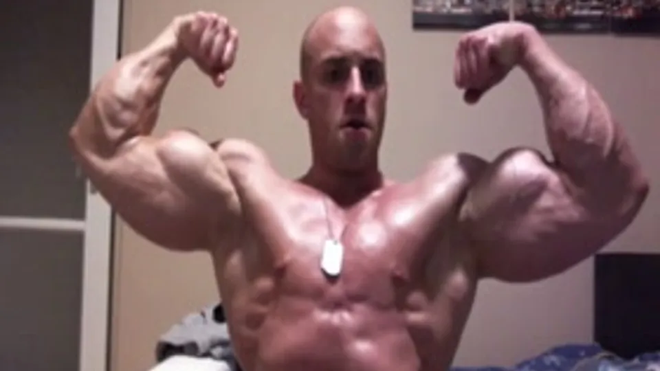 HOT MUSCLE STUD !