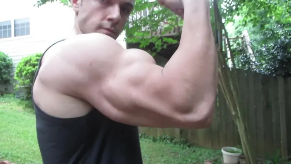 Hot Muscle Stud With Big Biceps 2 - ThisVid.com