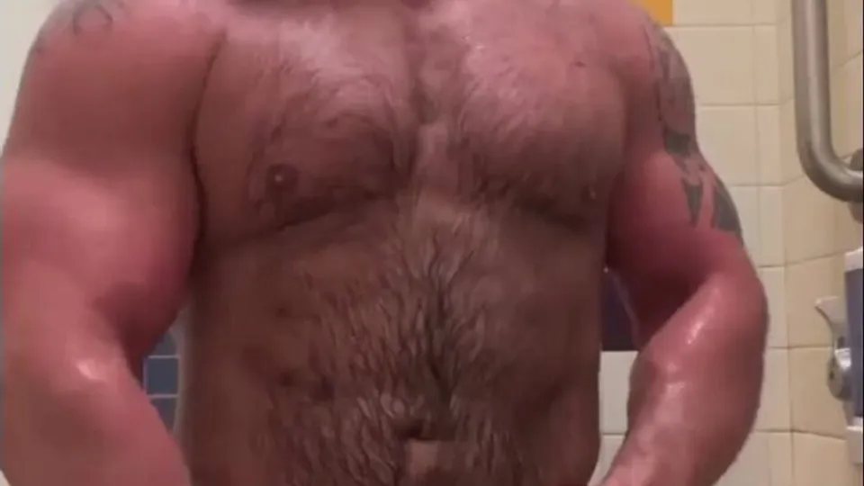 Hot Musclebear Shower wank - ThisVid.com