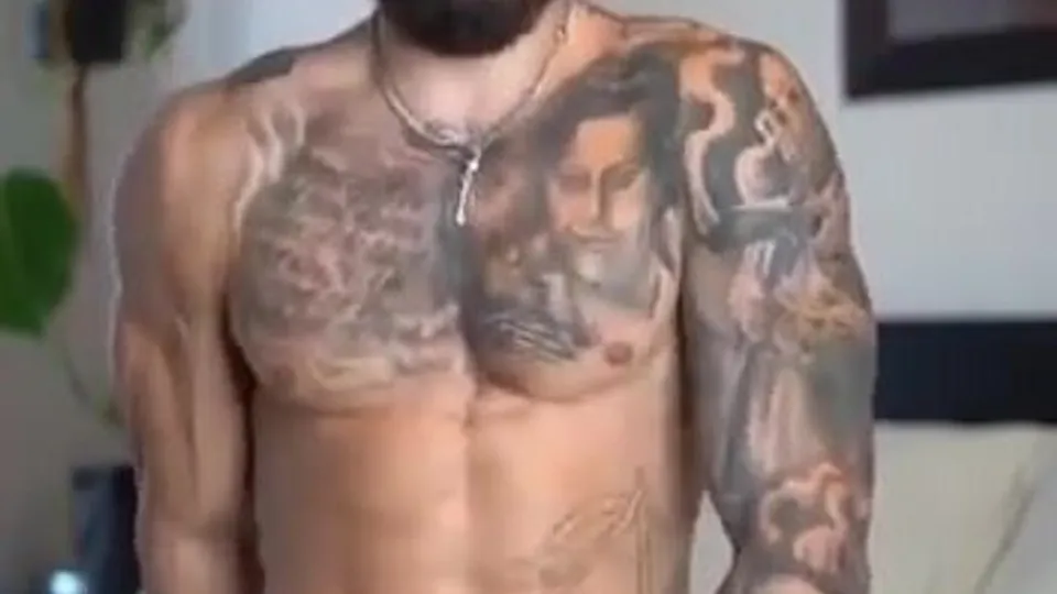 Hot muscled guy jerking - ThisVid.com
