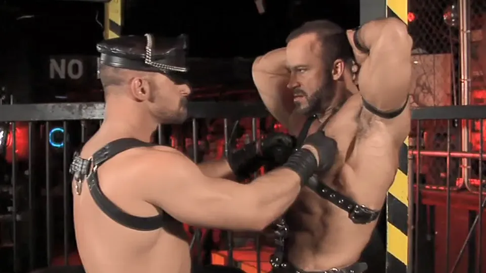 Hot Muscles in leather - ThisVid.com