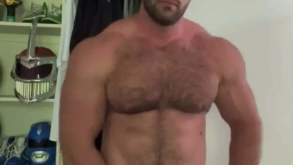 Hot musclestud Naked flexing - ThisVid.com
