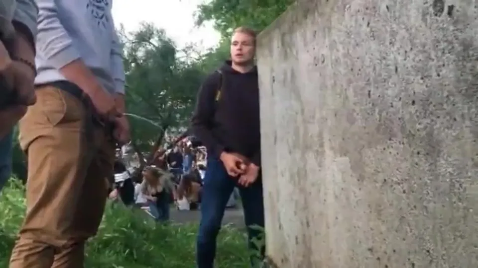 Hot pissing guys in the park - ThisVid.com