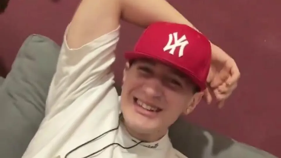 HOT STR8 FRIENDS HAVING FUN - ThisVid.com