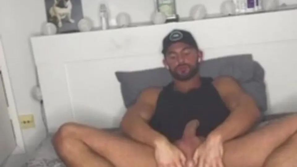 Hot str8 guy jerking off before sleep - ThisVid.com