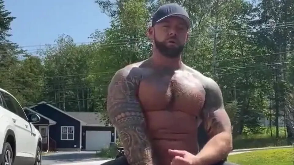 Hot str8 married beef pisses & cums in his driveway - ThisVid.com