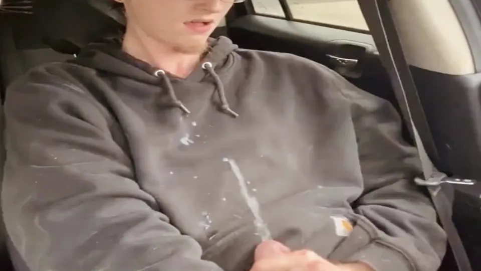 Hot str8 nerd cums a fountain in the car - ThisVid.com