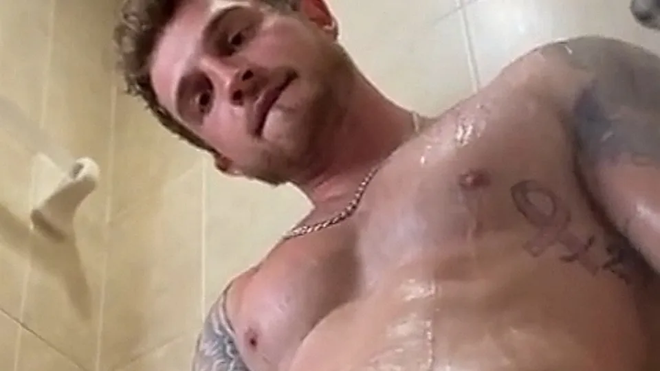 Hot straight guy jerks off in the shower - ThisVid.com