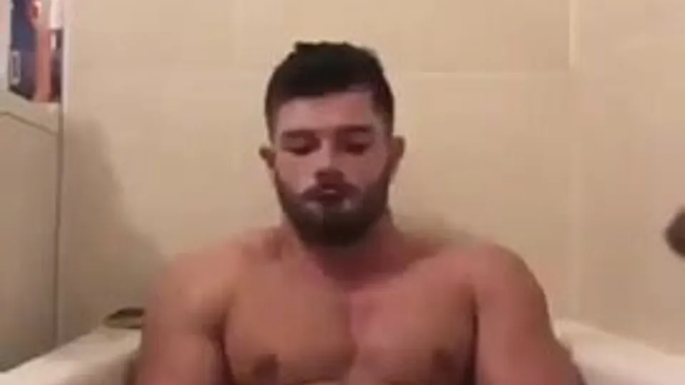 Hot straight man cumming in tub - ThisVid.com