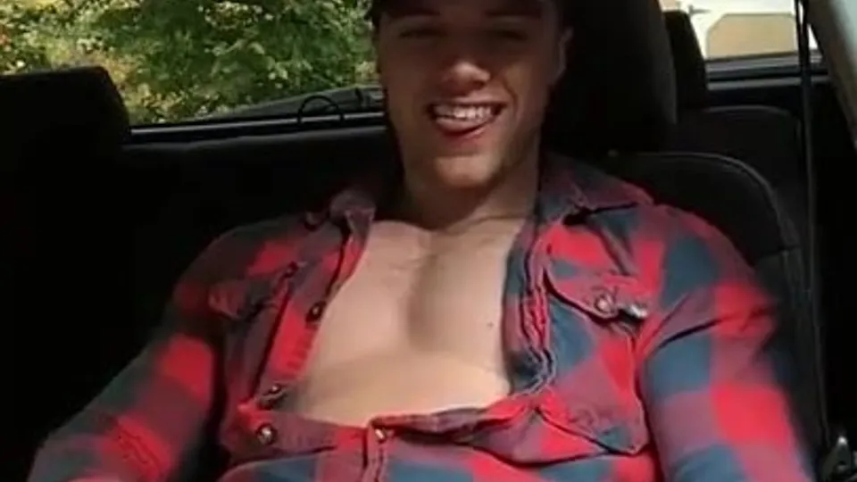 Hot stud jerks off in his truck - ThisVid.com