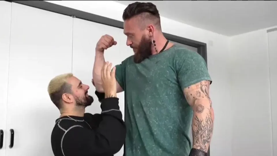 Hot tall hunk gets his feet worshipped - ThisVid.com