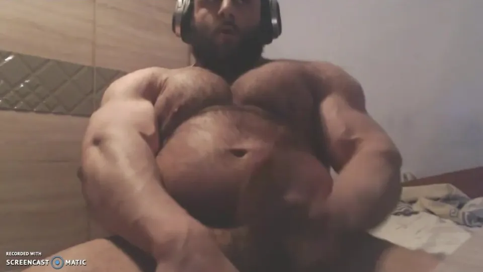 Hot Thick Musclebear wanks - video 2 - ThisVid.com