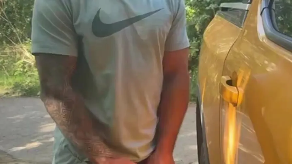 Hot uk men pissing outside - ThisVid.com