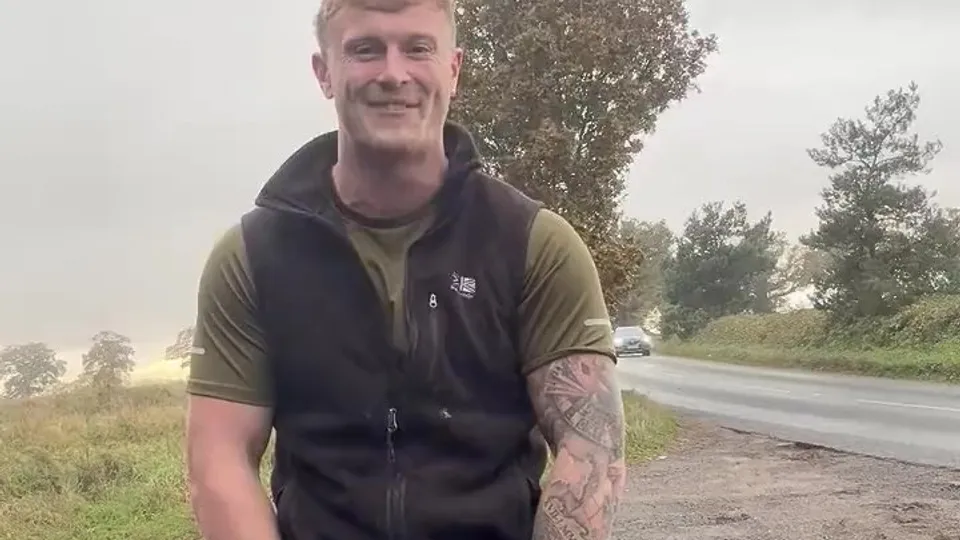 Hot uk men taaking a piss outside - ThisVid.com