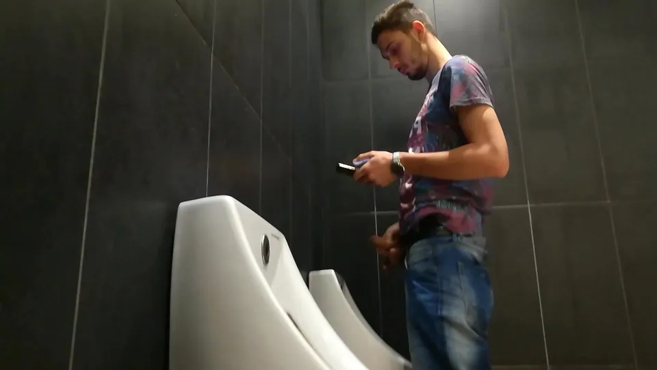 Hot uncut lad pissing - ThisVid.com