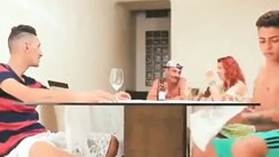 Hot under the table_xhnbg69
