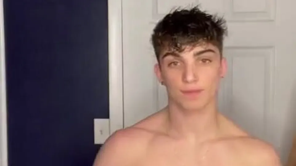 Muscular Twink Solo & Cum Show