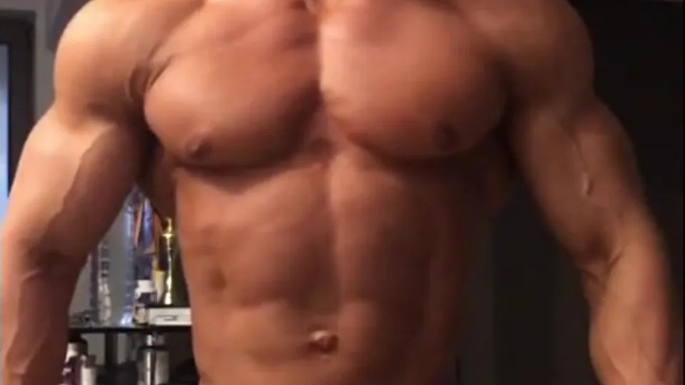 Hot young nosybuilder showing off his nake muscle - ThisVid.com