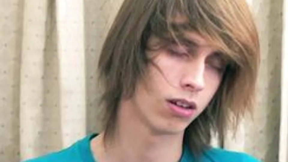 Ami-Twink masturbiert vor der Webcam