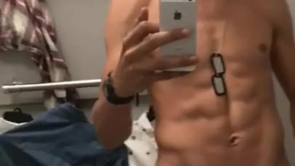 HOTTIE MARINE CUMS IN THE MALL FITTING ROOM - ThisVid.com