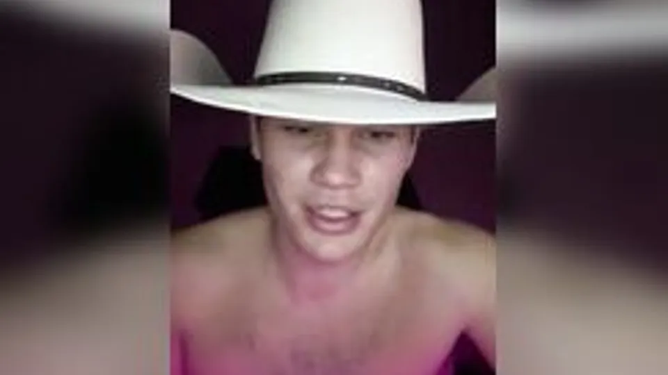 Hoy str8 cowboy jerking while he watch porn