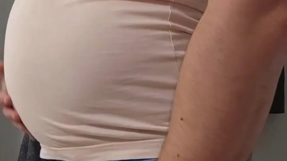 Huge belly bloat - ThisVid.com