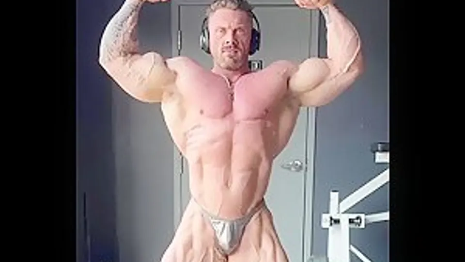 Huge biceps man