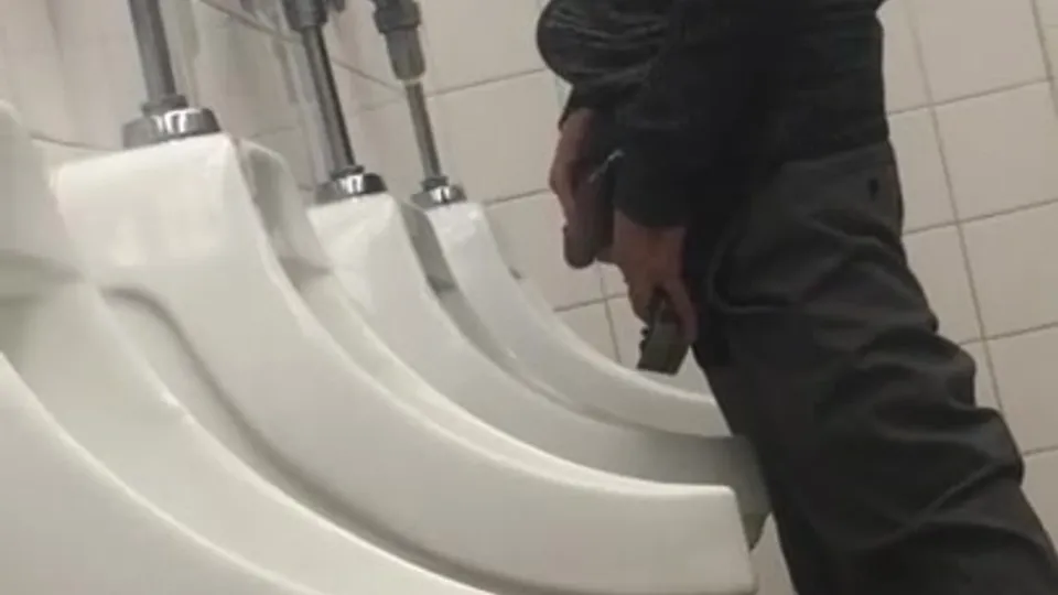 HUGE BIG DICK AT THE URINAL - ThisVid.com