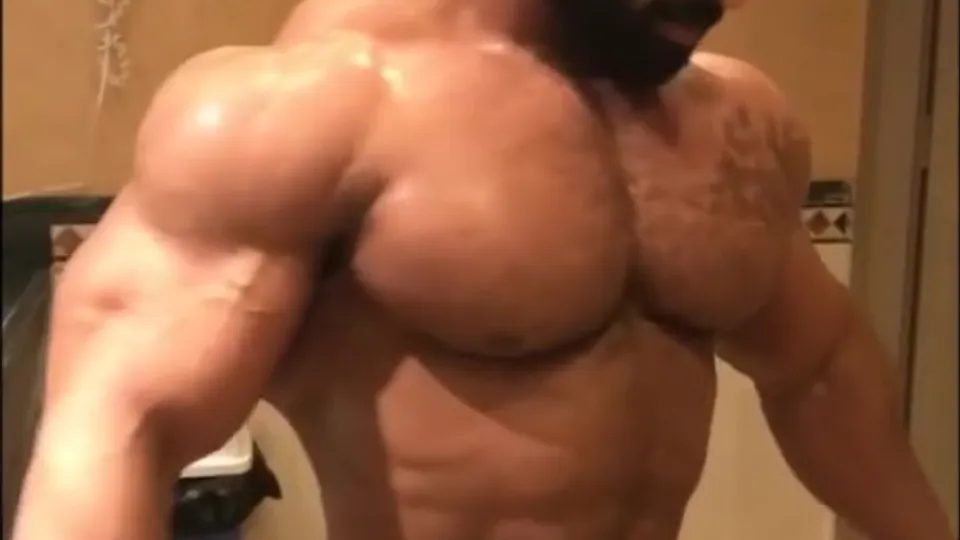 Huge Bodybuilder Flexing - video 2 - ThisVid.com