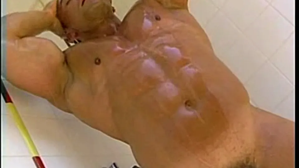 Huge bodybuilder takes a shower outdoor after workout - ThisVid.com