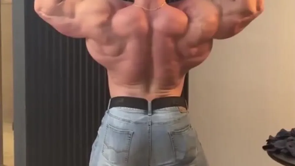 Huge bodybuilder - video 11 - ThisVid.com
