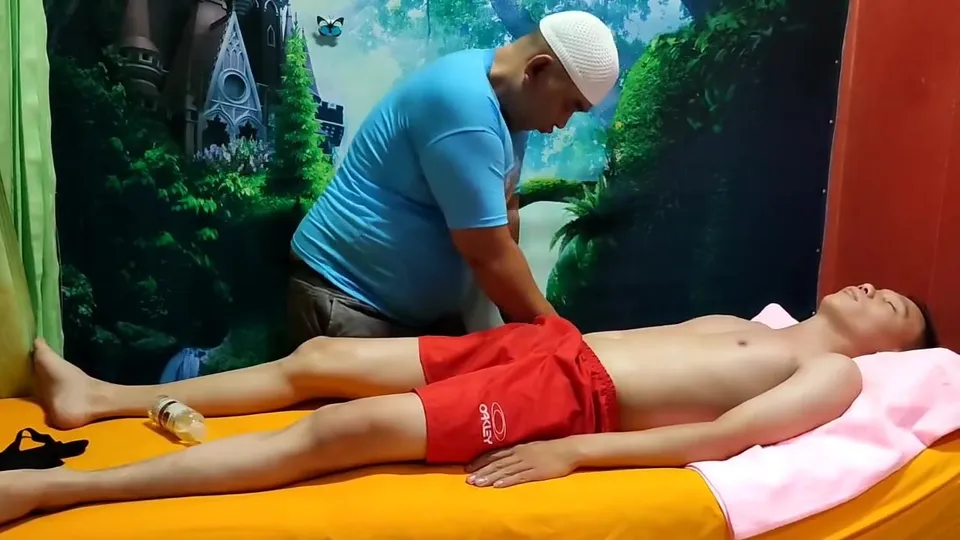 Huge boner massage - ThisVid.com