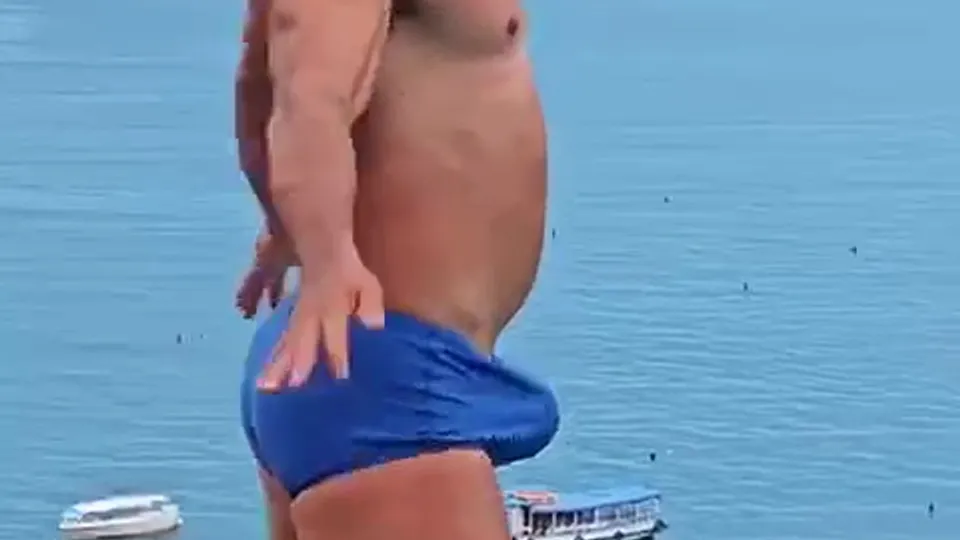 ... huge bulge - ThisVid.com