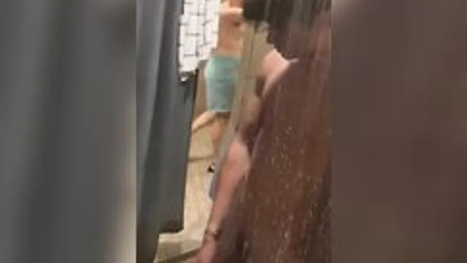 Młody chłopak masturbuje się w siłowni