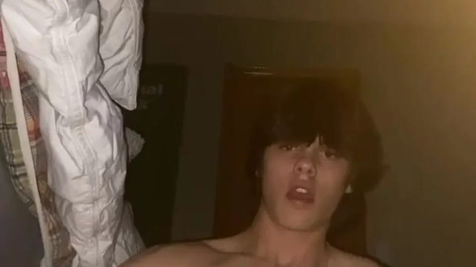 Huge cock hottie jerks off