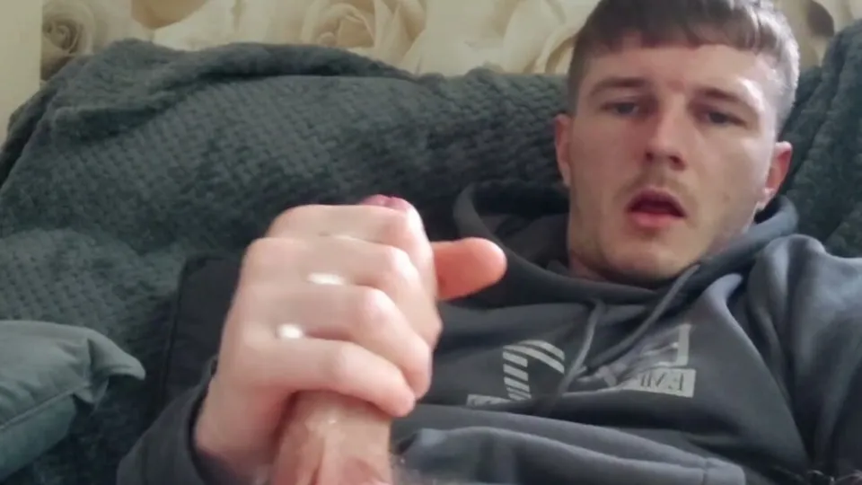 Huge cum fountain all over his sweat-shirt - ThisVid.com