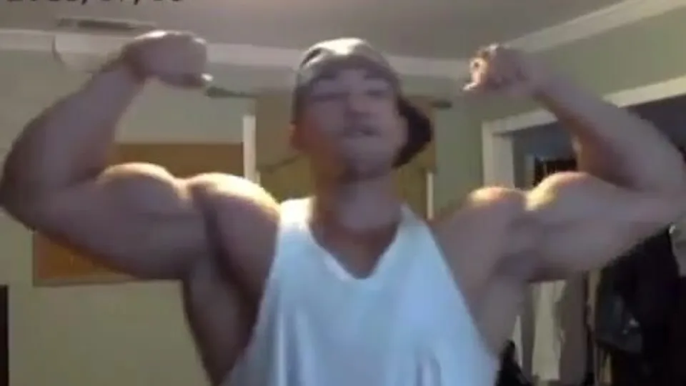 Huge Latino bodybuilder flexing his biceps and chest - ThisVid.com
