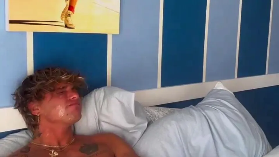 Solo Masturbation: Huge Facial Cumshot