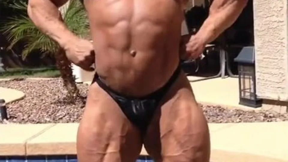 Huge man flexes - ThisVid.com