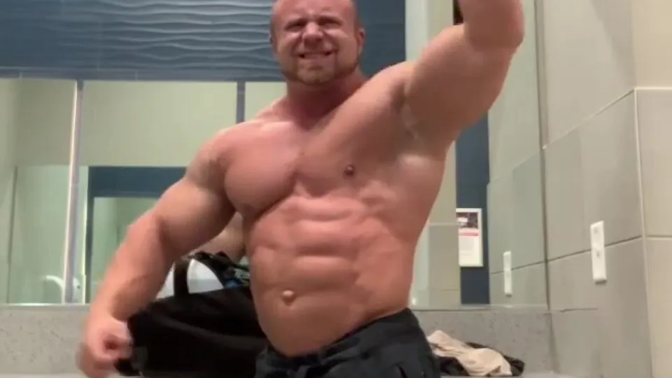 Huge MuscleBull flexing in Lockerroom - ThisVid.com