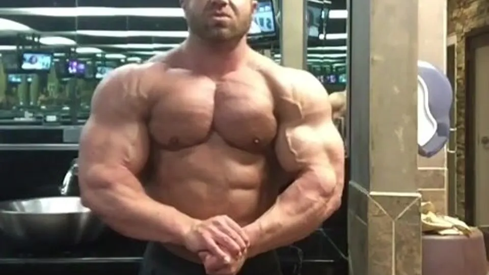 Huge MuscleBull Lockeroom posing - ThisVid.com