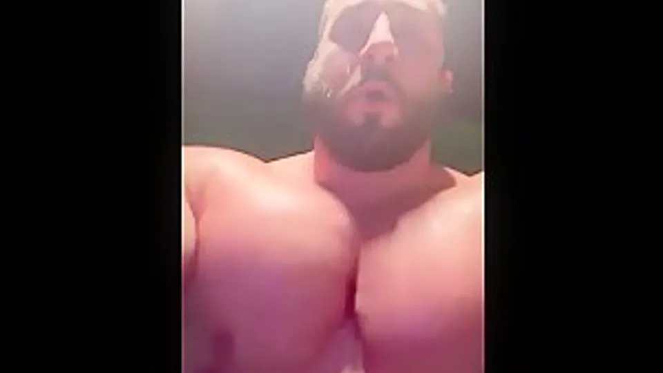 Huge pec bounce - beefymuscle.com