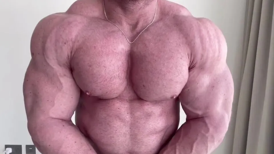 Huge Pec Flexing - ThisVid.com