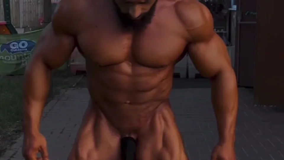 Huge ripped Romanian bodybuilder flexes spectacular bod - ThisVid.com
