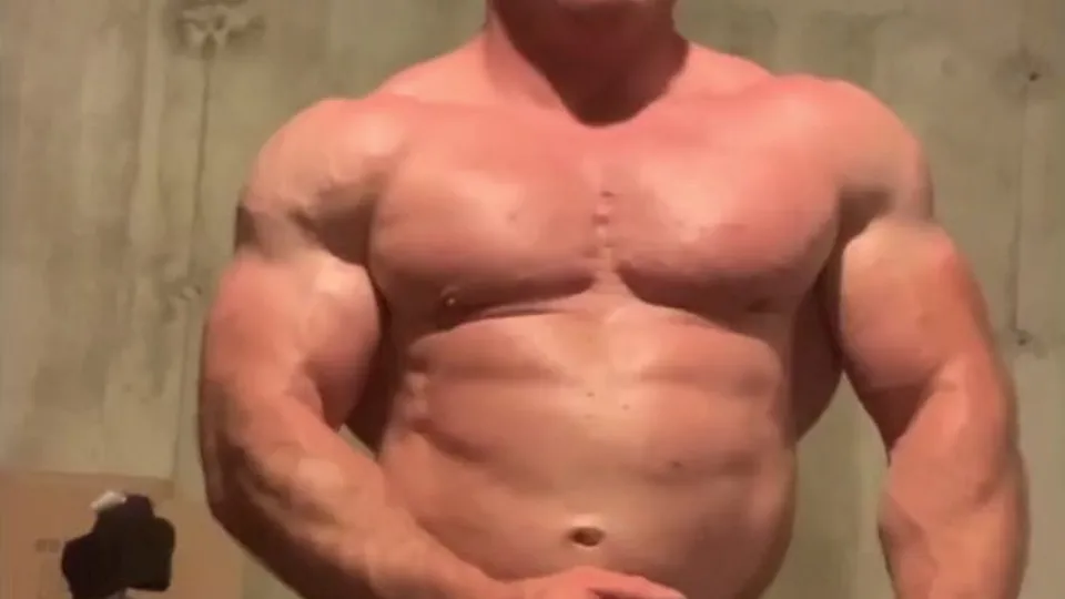 Huge Roided Musclebeast shower wank - ThisVid.com
