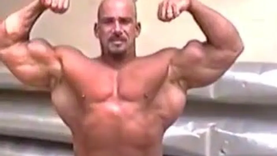 HUGE VEINY BODYBUILDER FLEXES FOR HIS FANS! - ThisVid.com