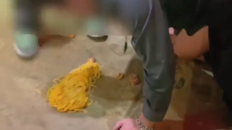 服务员被gang羞辱