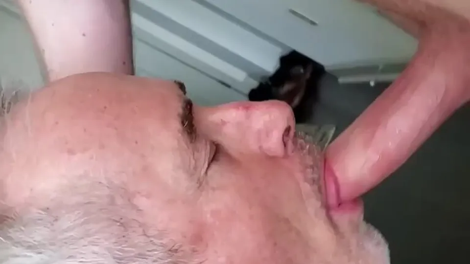 Hung College Bull Gives Hothusband a Mouthful - ThisVid.com