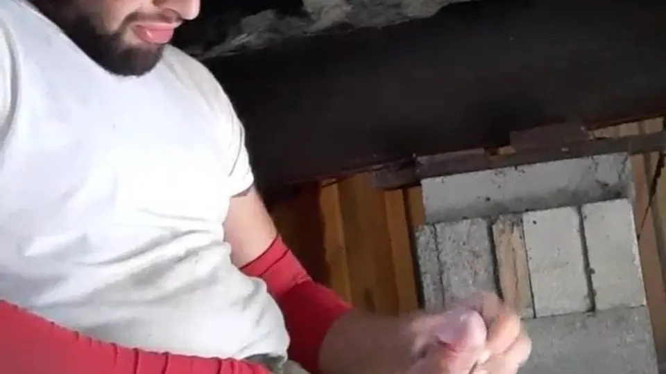 Hung contractor jerking on the job site - ThisVid.com